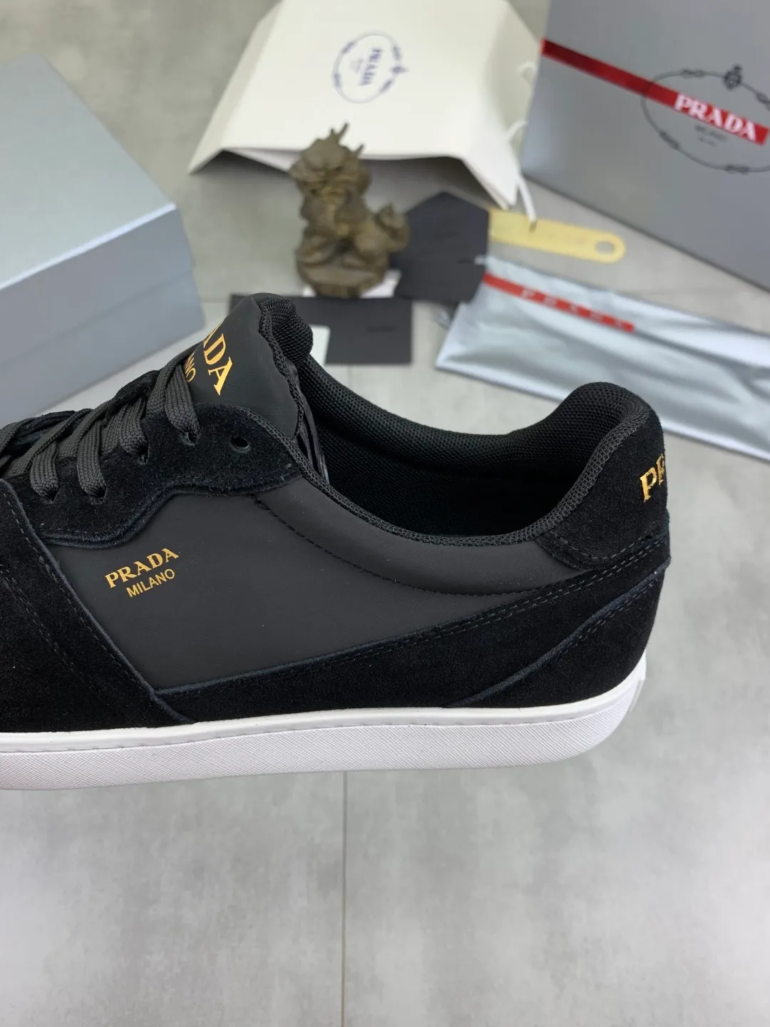 Men's shoes 💰P560💰[New model] The top version is available on the official website, 🆘 The trendy brand (Prada) mainly promotes the popular model, avant-garde and versatile fashionable men's shoes, private version mold opening, cowhide surface splicing 1:1.. Stylish and simple, original imported cowhide lining cowhide feet; the atmosphere and personality are more fashionable, eye-catching and pursuing class. It will subvert the old idea and be a must-have for fashionistas with you! Must keep it for yourself! Tall and comfortable, large and low, high-end quality workmanship. Official website’s new high-end outsole. Size: 38-45. Multiple colors available.